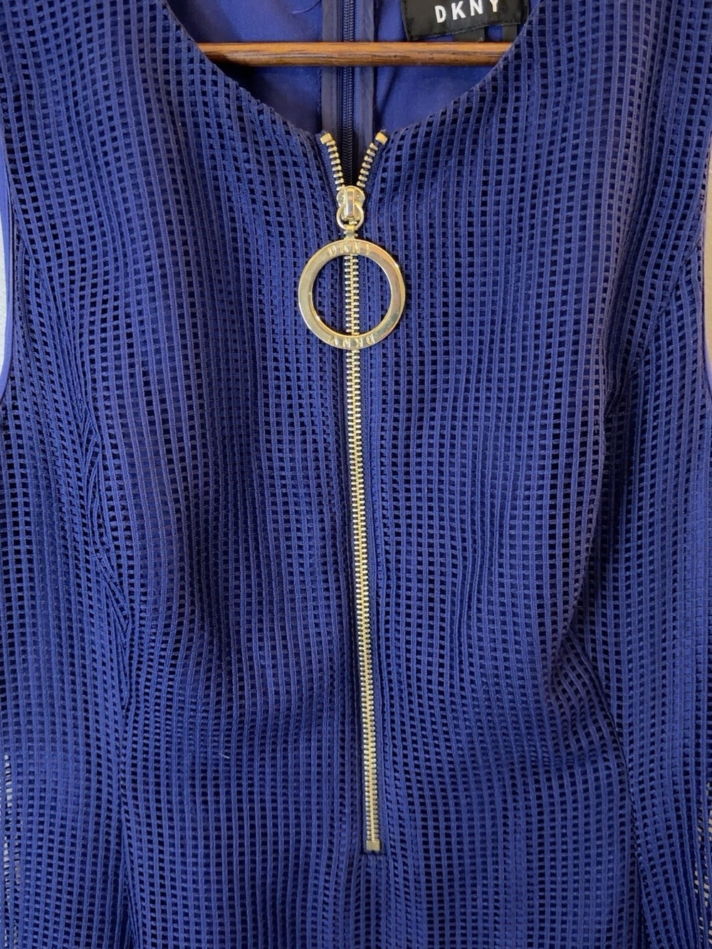 DKNY Size 10 Blue Mesh Sleeveless Shift Dress Gold O-Ring Zip Modern Cocktail - Picture 5 of 8